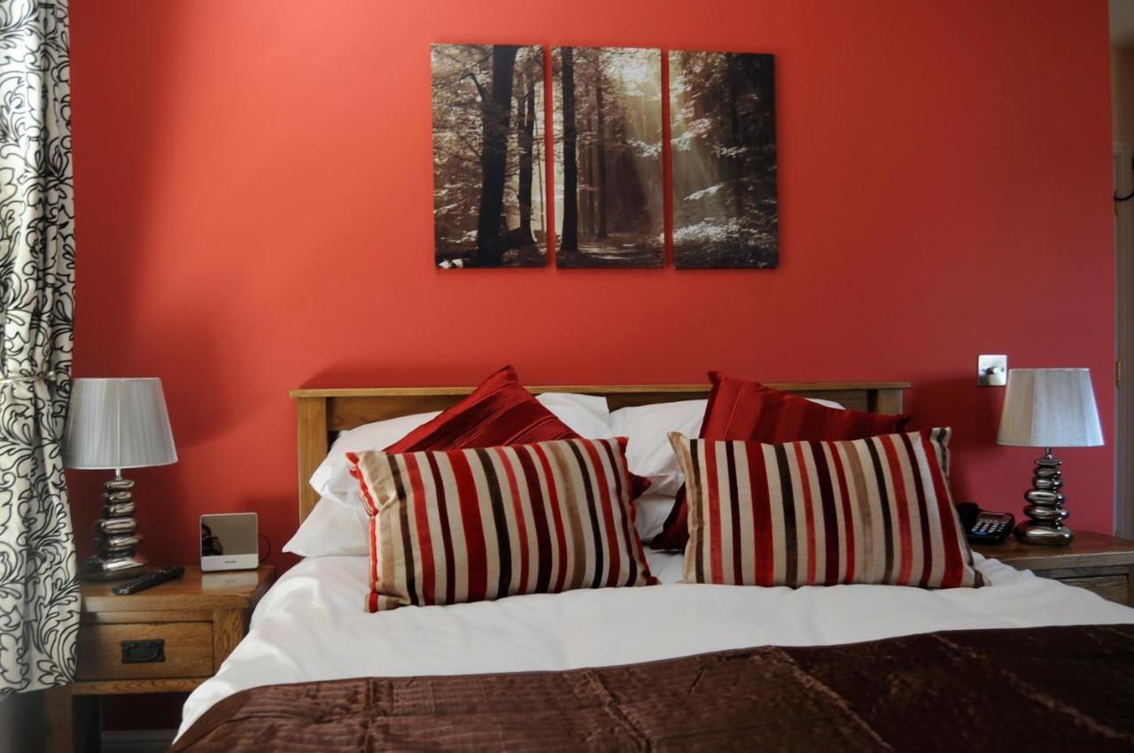 The Walnut Tree Inn Mere Мир Экстерьер фото
