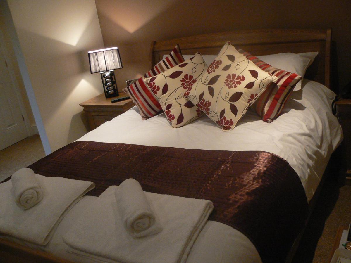 The Walnut Tree Inn Mere Мир Экстерьер фото