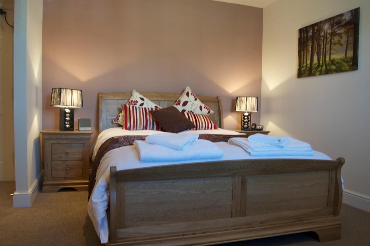 The Walnut Tree Inn Mere Мир Экстерьер фото